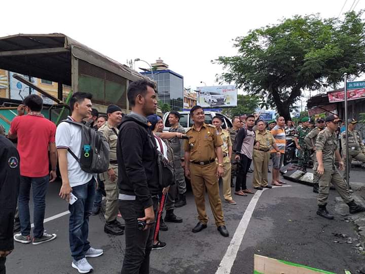 Pemkot Tertibkan Bangunan Liar Di Jalur Hijau