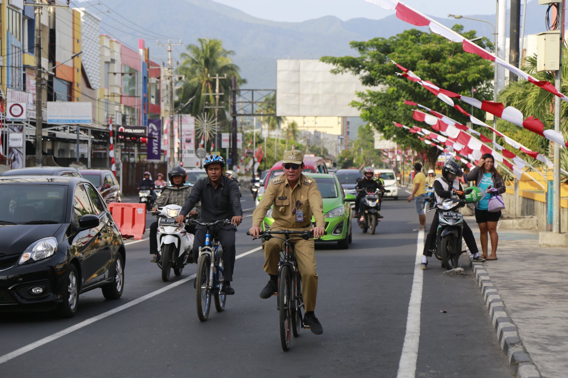 Bersepeda, Walikota Manado GS Vicky Lumentut Tempuh 45 Menit ke Balaikota