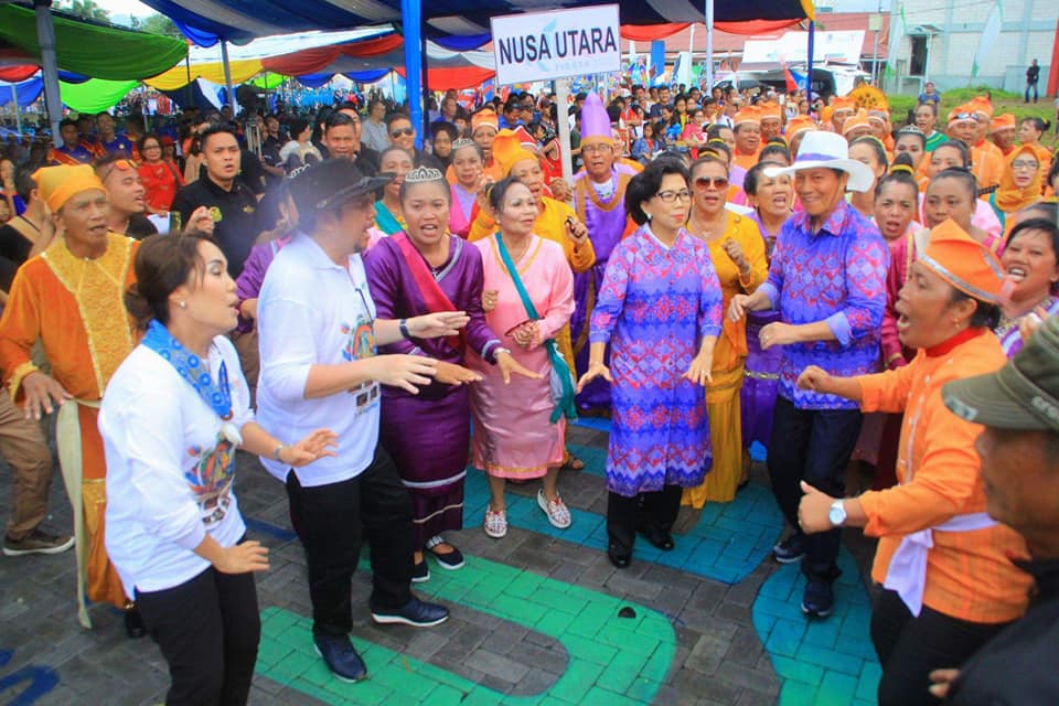 Meski Diguyur Hujan Deras dan Basah Kuyub, Walikota & Wakil Walikota Tetap Semangat Ikut Parade