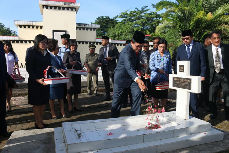 Walikota Pimpin Upacara Ziarah Nasional dan Tabur Bunga di TMP Kairagi