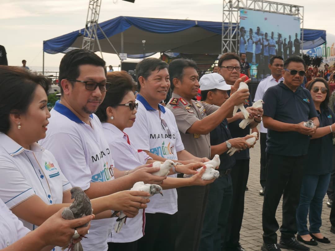 Walikota Manado Membuka Karnaval Fisco Pada Event Manado Fiesta 2018 