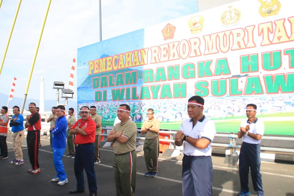 Pemecahan Rekor MURI HUT ke-73 TNI, Walikota Ikut Senam Tari Gemu Famire Massal di Jembatan Soekarno