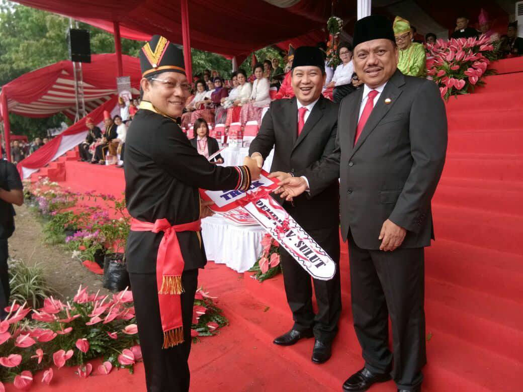 Walikota Hadiri Perayaan HUT ke-53 Provinsi Sulut, Pemkot Manado Terima Bantuan Lima Dump Truk Pengangkut Sampah