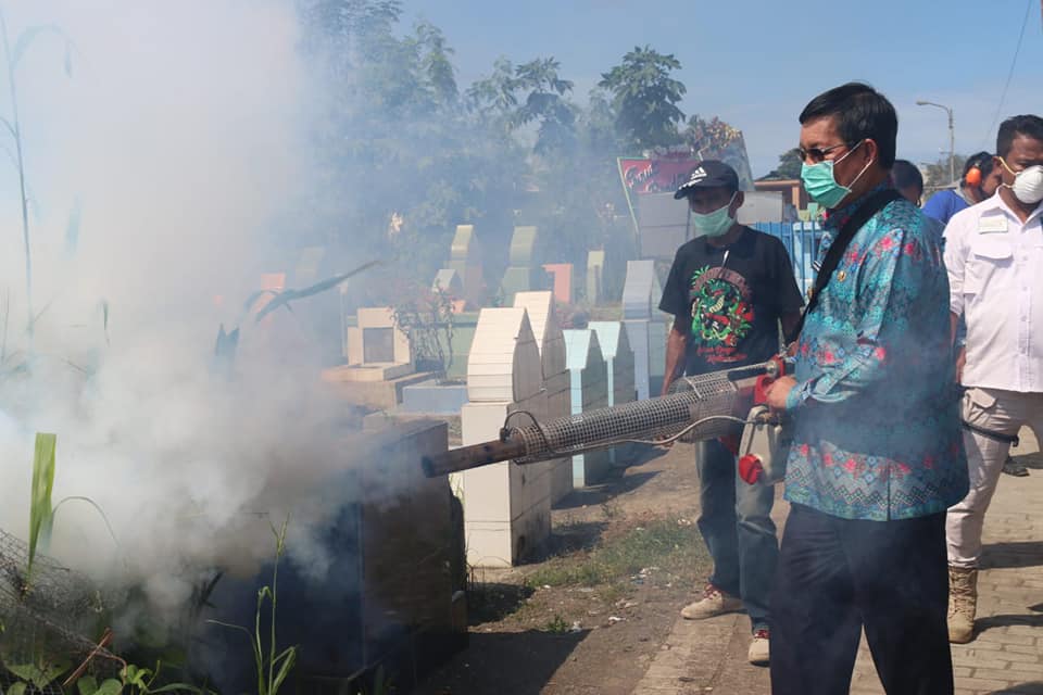 Antisipasi Penyakit Demam Berdarah di Awal Tahun 2019, Pemkot Manado Lakukan Fogging Pekuburan dan Sekolah