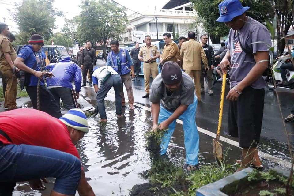 Pastikan Drainase Berfungsi Dengan Baik, Wawali Pantau Langsung Situasi Beberapa Titik di Kota Manado