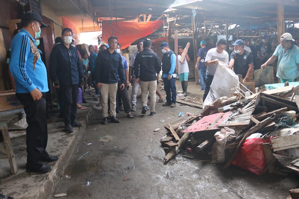 Tidak Kenal Libur, Walikota dan Wakil Walikota Bersama Jajaran Bantu Warga Korban Banjir