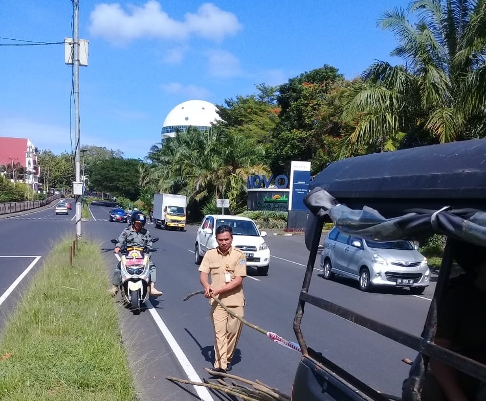 Pemkot Manado Tertibkan APK Parpol Yang Melanggar Aturan