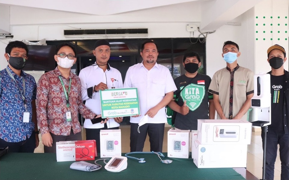 GRAB Menyerahkan Bantuan Alat Kesehatan Untuk Fasilitas Kesehatan Kota Manado