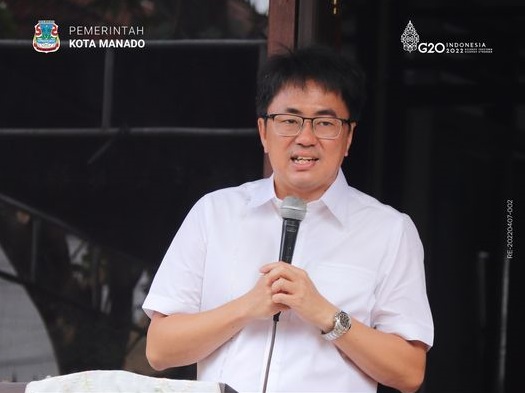 Wali Kota Manado Serahkan Bantuan Pemerintah Kota Kepada Pendamping Kecamatan PKH Kota Manado