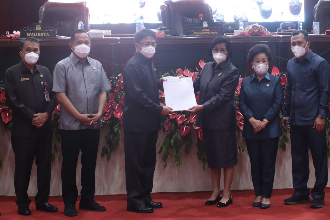 Walikota Manado dan Wakil Walikota Manado Menghadiri Rapat Paripurna DPRD Tingkat II