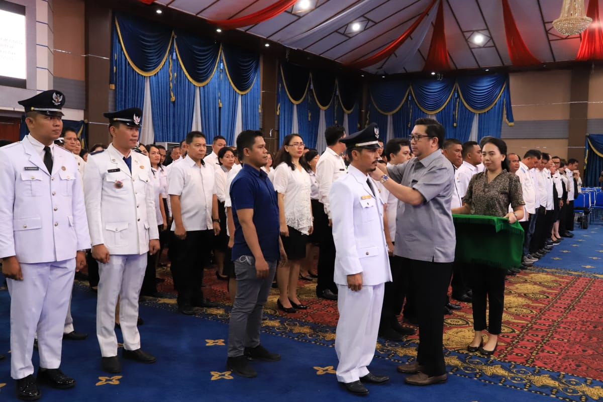 Pelantikan Pejabat Administrator, Pengawas dan Kepala Sekolah SD dan SMP Dilingkungan Pemkot Manado