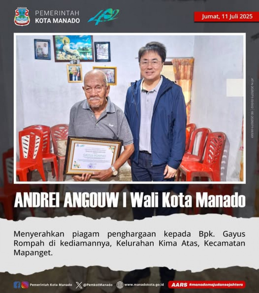 Penyerahan piagam penghargaan kepada Bpk. Gayus Rompah oleh Wali Kota Manado, Bpk. Andrei Angouw