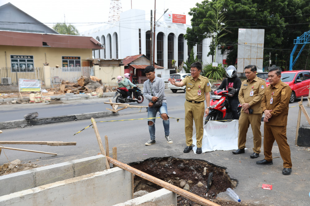 Wali Kota Manado Tinjau Progres Pembangunan Pedestrian Marina Plaza Manado.