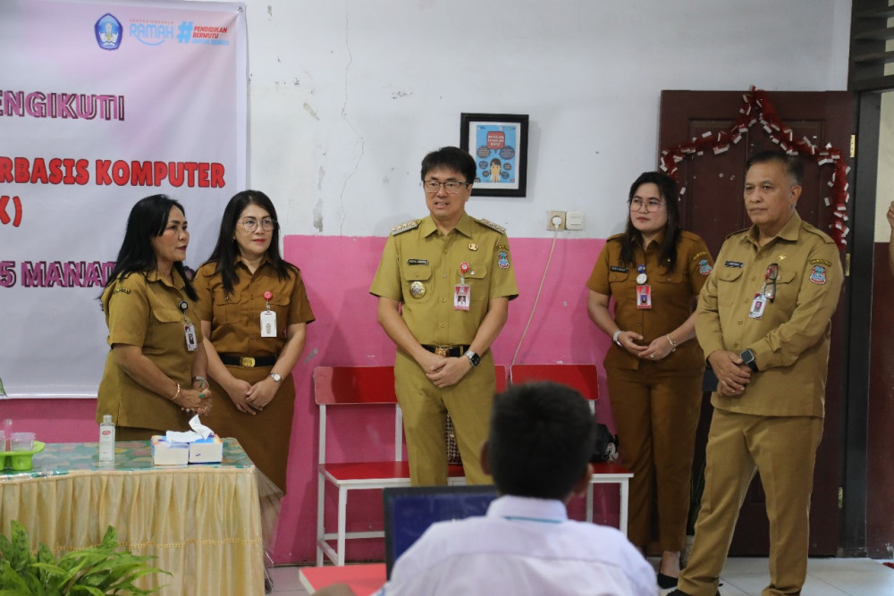 Wali Kota Manado membuka secara resmi Asesmen Nasional Berbasis Komputer (ANBK) di SD Negeri 05 Manado