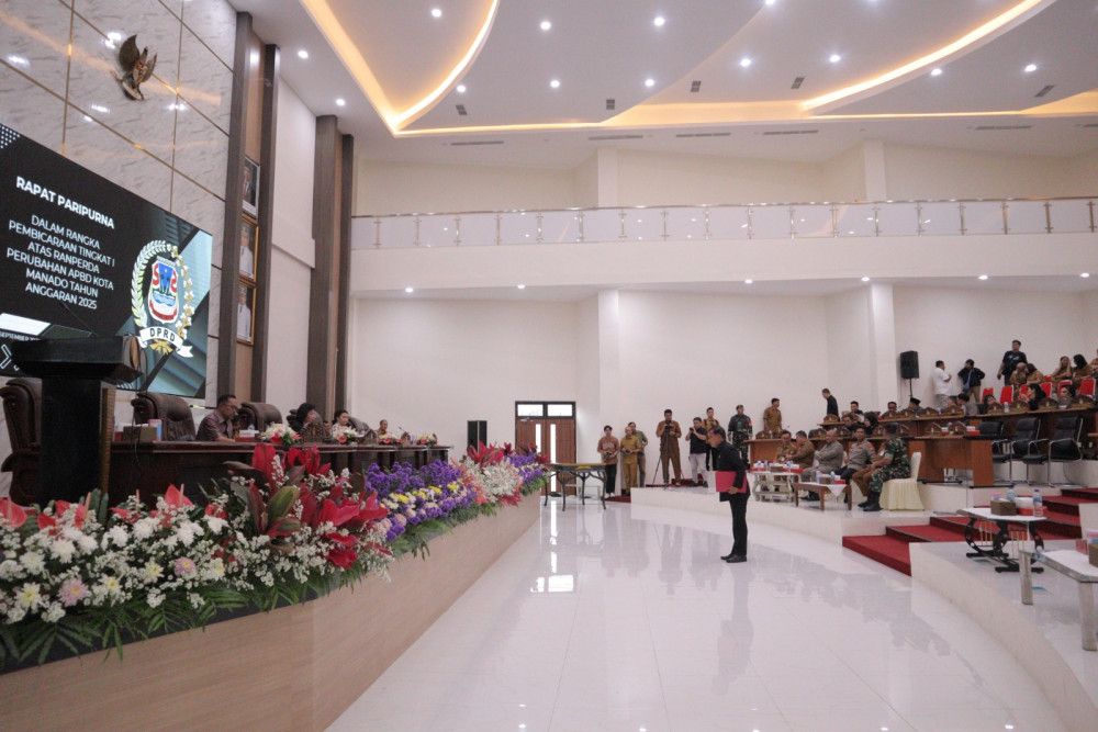 Rapat Paripurna dalam rangka Pembicaraan Tingkat I Atas Ranperda Perubahan APBD Kota Manado Tahun Anggaran 2025 di Kantor DPRD Kota Manado