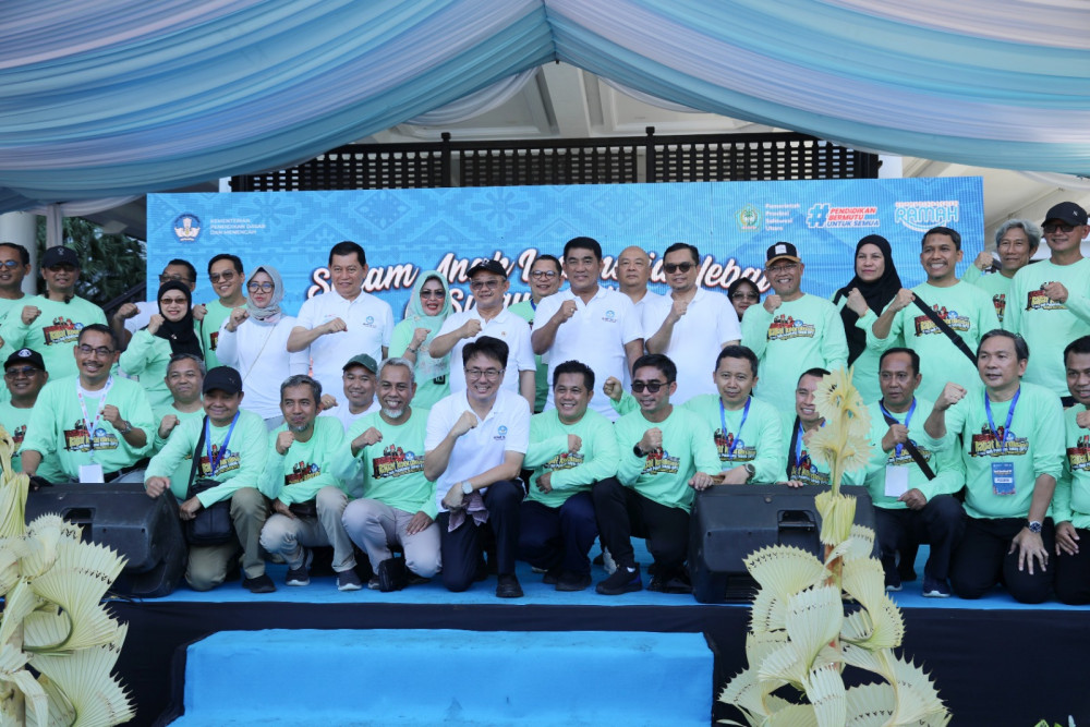 Wali Kota Manado menghadiri kegiatan Senam Anak Indonesia Hebat bersama Menteri Pendidikan Dasar dan Menengah Republik Indonesia