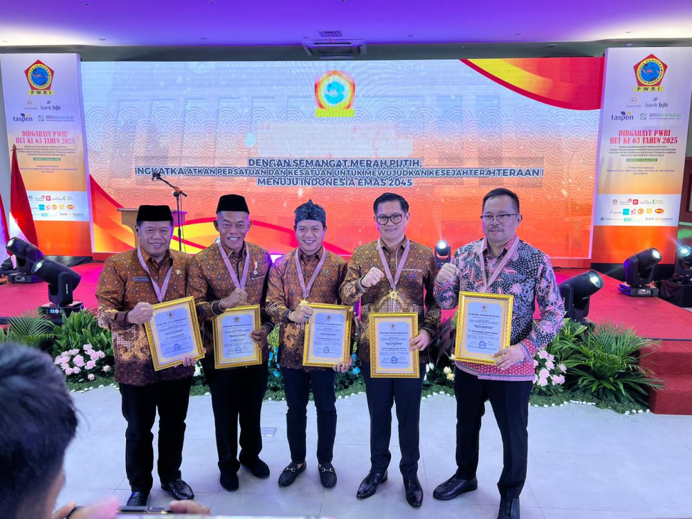 Wakil Wali Kota Manado menerima Penghargaan Wredatama Nugraha ( PTP-WN ) Utama dalam rangka HUT ke-63 Persatuan Wredatama Republik Indonesia ( PWRI )