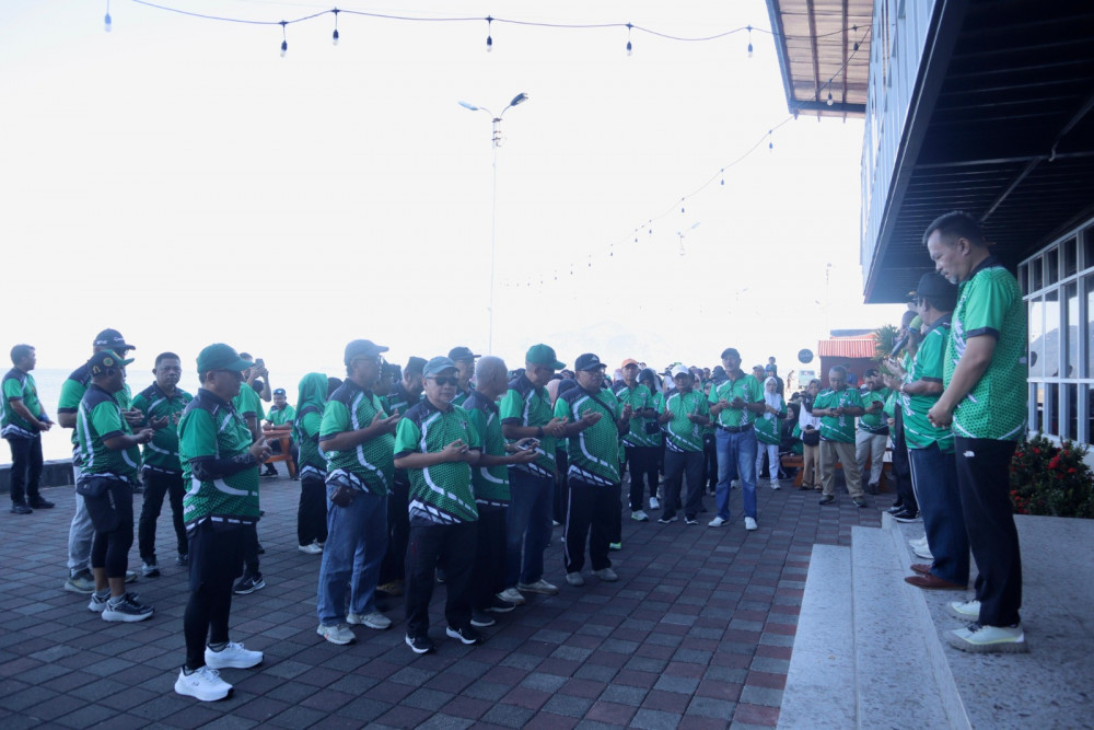 Wakil Wali Kota Manado melepas peserta Jalan Sehat Alumni Himpunan Mahasiswa Islam ( HMI ) Cabang Manado dalam rangka Reuni Akbar ke-III