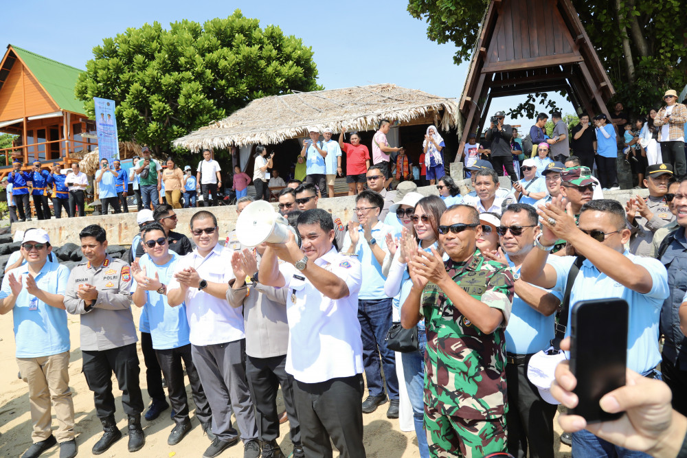 Wali Kota Manado didampingi Ketua Tim Penggerak PKK Kota Manado menghadiri Festival Bunaken Tahun 2025