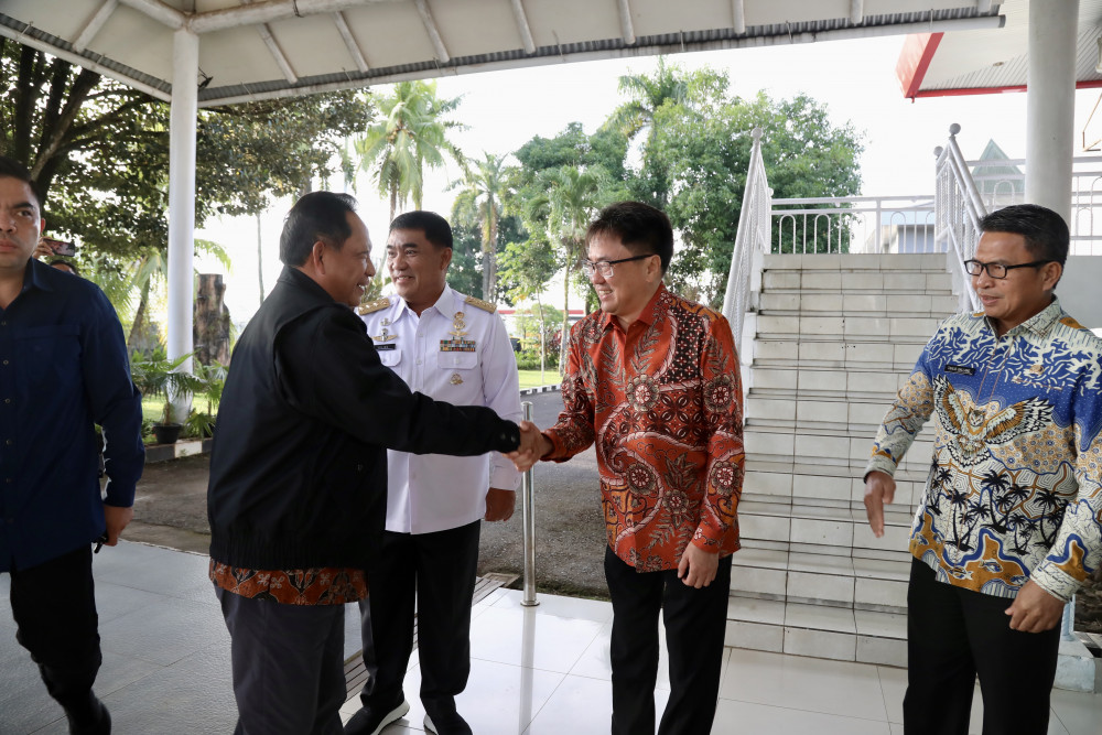 Wali Kota Manado menyambut kedatangan Menteri Dalam Negeri Republik Indonesia di Bandara Sam Ratulangi Manado