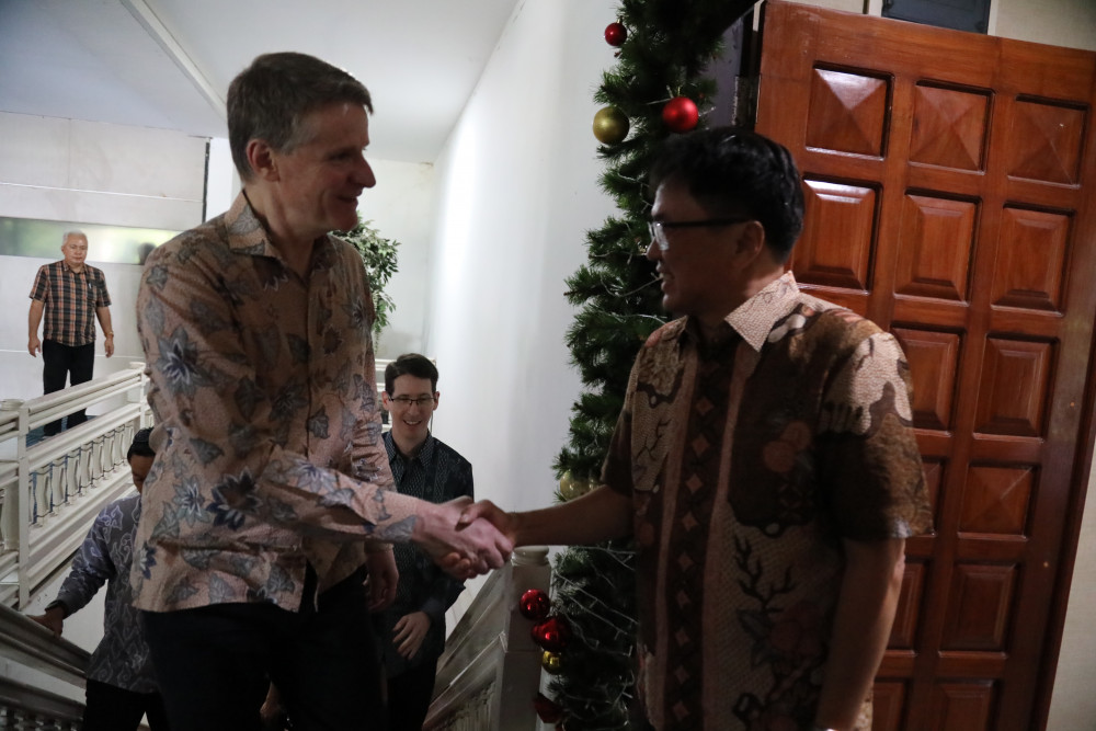 Wali Kota Manado menerima kunjungan kehormatan dari Duta Besar Australia untuk Indonesia di Ruang Kerja Wali Kota Manado