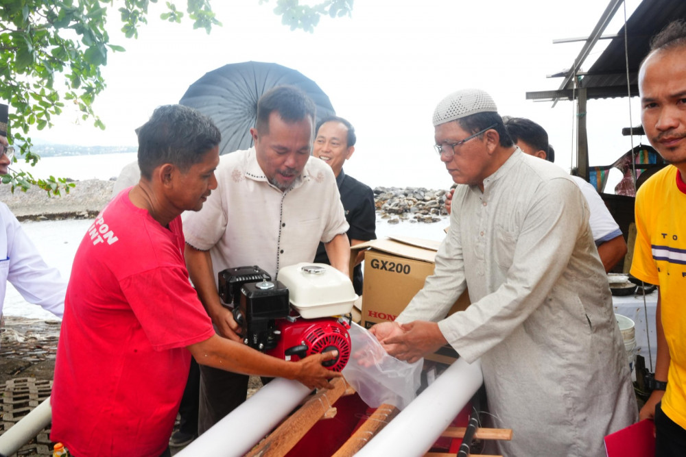 Wakil Wali Kota Manado menyerahkan Bantuan Perahu dan Ketinting kepada Nelayan