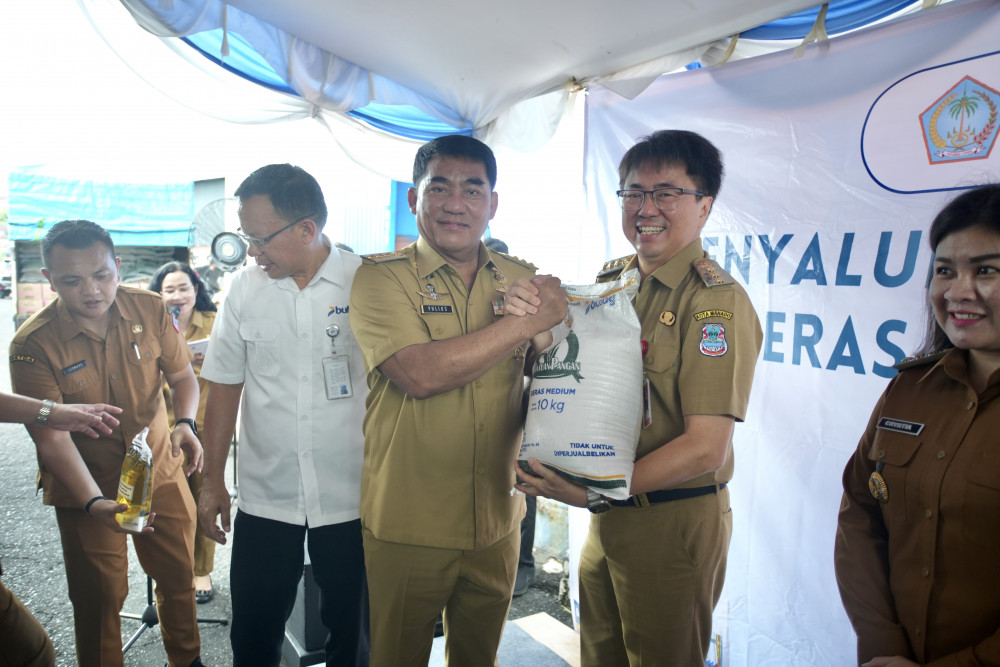 Wali Kota Manado menghadiri kegiatan Launching Penyaluran Bantuan Pangan Beras dan Minyak Goreng Tahun 2025