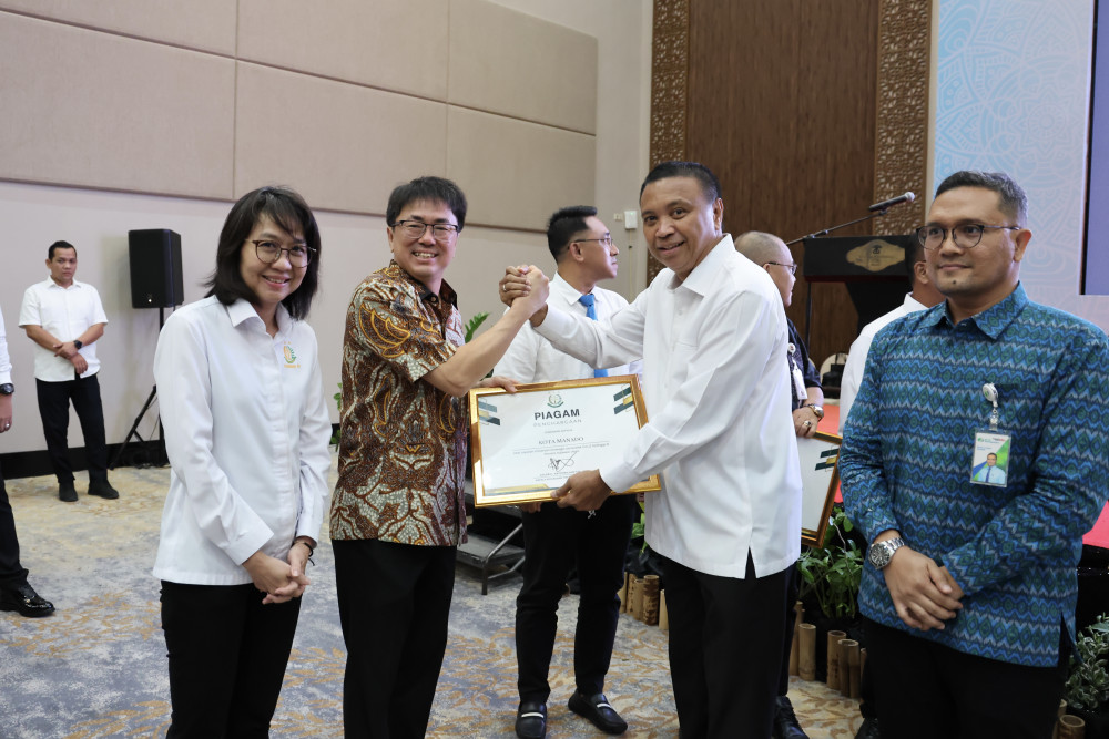 Manado Raih Capaian Tertinggi UCJ di Sulut, Wali Kota Andrei Angouw Terima Penghargaan