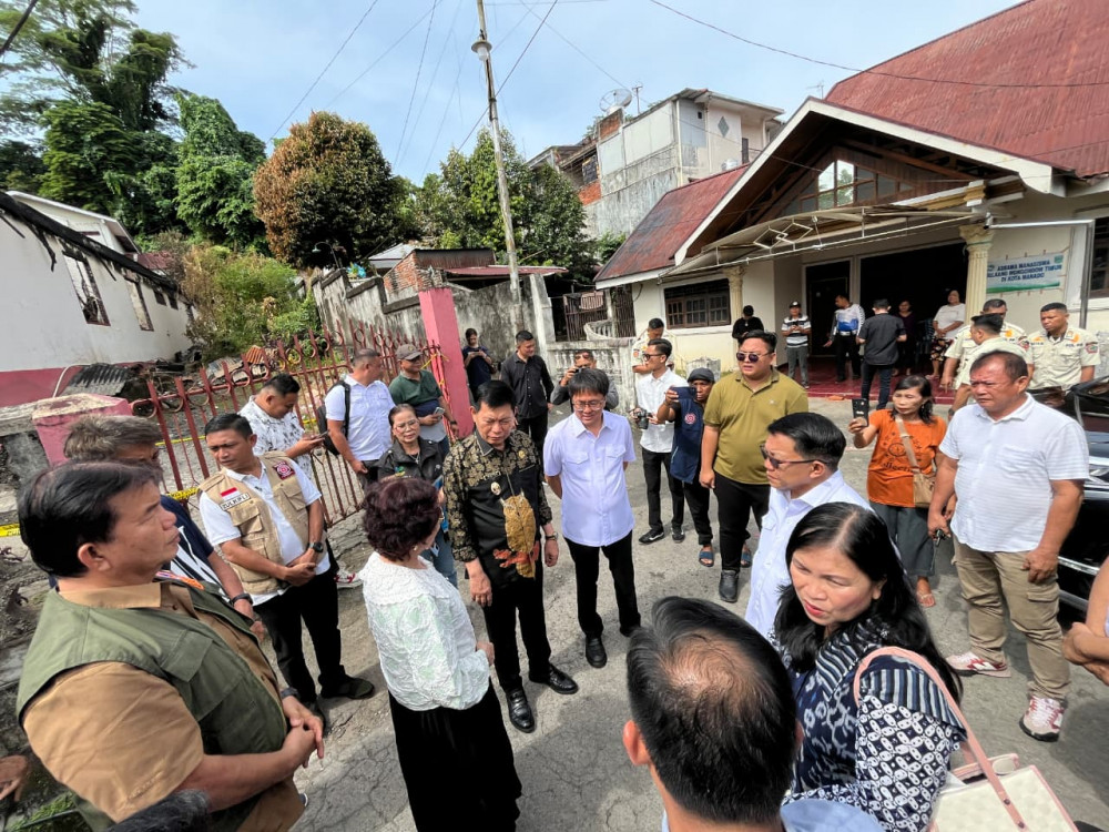 Wali Kota Manado Dampingi Wakil Gubernur Sulawesi Utara Serahkan Bantuan Kebakaran untuk Panti Werdha Damai Ranomuut