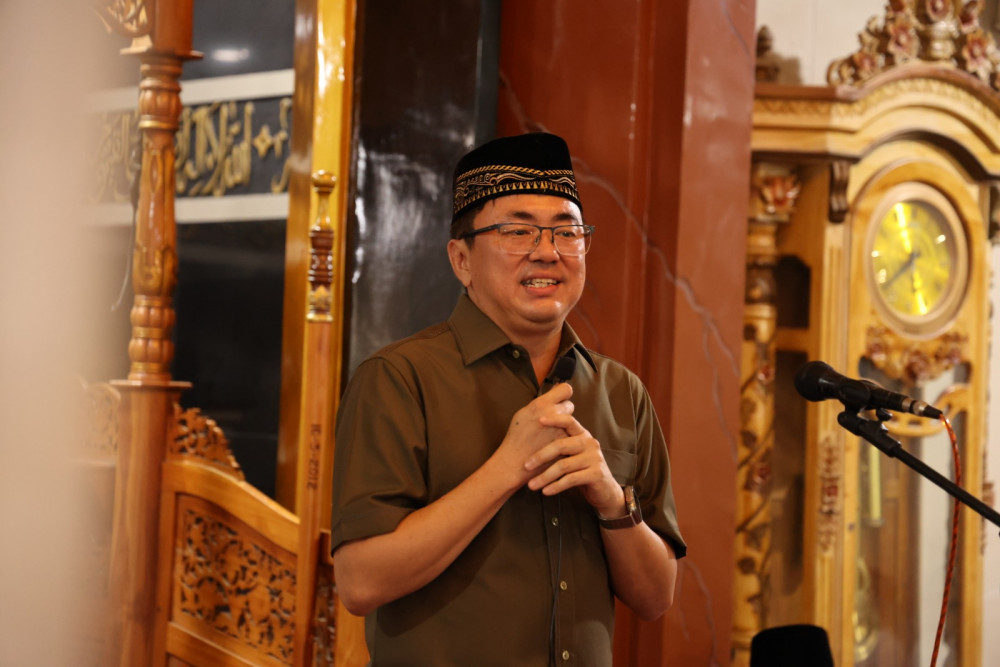 Safari Ramadan di Masjid Al-Munawwarah Mahawu: Wali Kota Andrei Angouw Ajak Jemaah Perkuat Iman dan Jaga Kebersihan