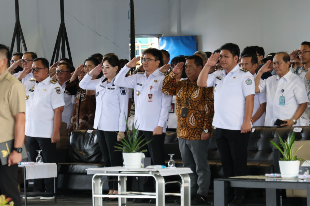 Wali Kota Andrei Angouw Terima Penghargaan Pembina K3 Terbaik dari Gubernur Sulawesi Utara