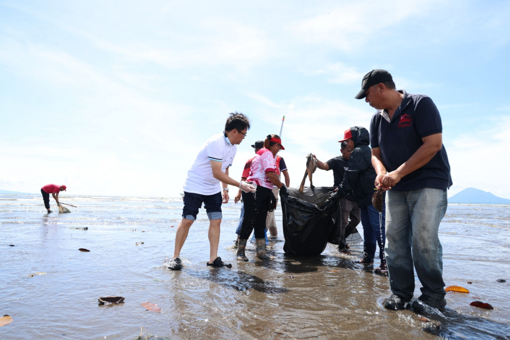 Dukung Lingkungan Bersih, Wali Kota Manado Turun Langsung Bersihkan Pesisir Sindulang